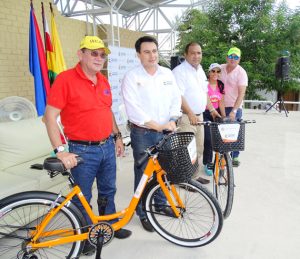El ministro Jorge Eduardo Rojas cuando entregaba las bicicletas al alcalde del municipio Pedro J Sánchez