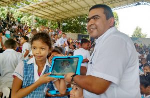 Durante el evento en Orihueca, el alcalde Holmes Echeverría entregó tabletas a los niños