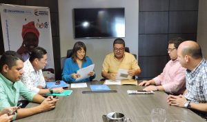 La directora del DPS Tatyana Orozco se apresta a firmar los convenios con los alcaldes