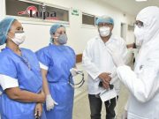 Con traje de bioprotección, Caicedo hizo recorrido por Cuidados Intensivos del hospital Julio Méndez Barreneche