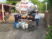 Ciénaga / Con carro tanques llevan agua a Sevillano