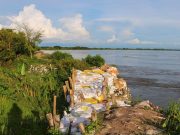 El Banco / Con sacos de arena Alcaldía y Comunidad tratan de evitar inundaciones