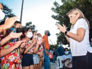 Alcaldesa Virna Johnson entregó títulos de propiedad a familias de la Localidad 2