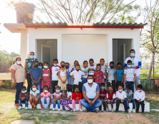 El Banco / Alcalde entrega batería sanitaria en IED de San Roque