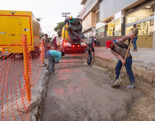 Avanza en un 85% la reposición de placas de pavimento en el Distrito