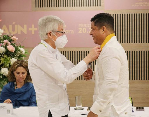 Rector Pablo Vera recibió la máxima condecoración de la Academia Colombiana de Ciencias