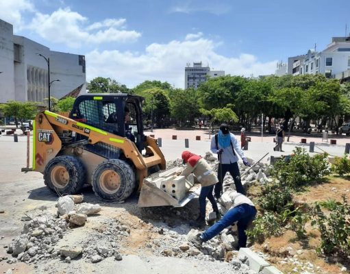 Alcaldía excava en asentamiento de suelo en el Camellón de la Bahía