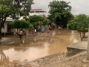 Alcaldía entrega subsidios a los afectados por lluvias en 2022