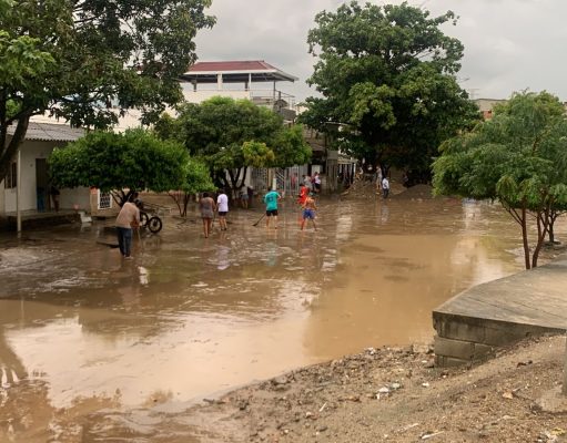 Alcaldía entrega subsidios a los afectados por lluvias en 2022