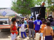 Alcaldía y ESSMAR entregaron más de 27 mil litros de agua en diferentes barrios