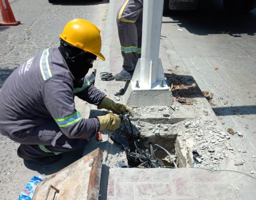 Mantenimientos en alumbrado público de la Avenida del Río