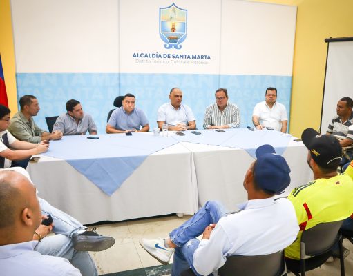Alcalde Pinedo logró acuerdo con gremio de taxistas y les brindó garantías