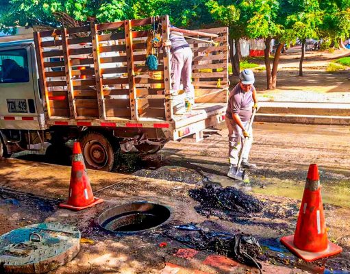 Essmar atiende y controla obstrucción de alcantarillado en I.E.D. Rodrigo de Bastidas