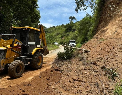 Essmar atiende Obstrucción vial por deslizamiento