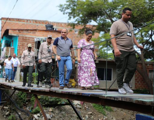 Alcalde Pinedo inicia construcción del puente peatonal en Villa Leidy
