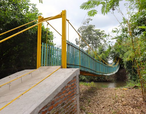 Inauguran puente construido con materiales reciclados sobre el Río Aracataca
