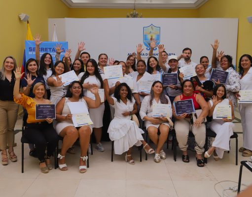 Alcaldía entrega 20 becas a beneficiarios del programa Acelera 500+