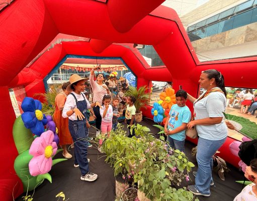 Niños vivieron una experiencia mágica entre mariposas en la plazoleta del Teatro Cajamag