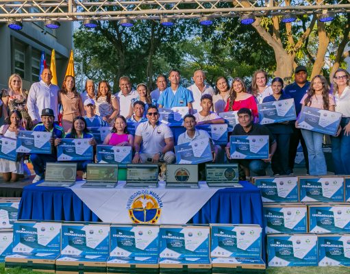 UNIMAGDALENA cierra brechas digitales entregando más computadores a estudiantes de Talento Magdalena