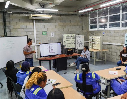 50 mujeres se forman como técnicas electricistas en el programa “Mujeres que Transforman 2025”