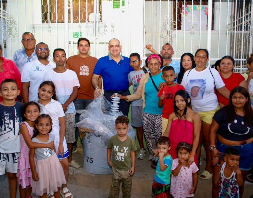 Alcalde Pinedo entrega transformadores para mejorar el servicio eléctrico en sectores vulnerables