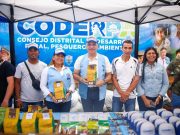 Alcalde Carlos Pinedo entrega insumos a campesinos y pequeños productores de la zona rural