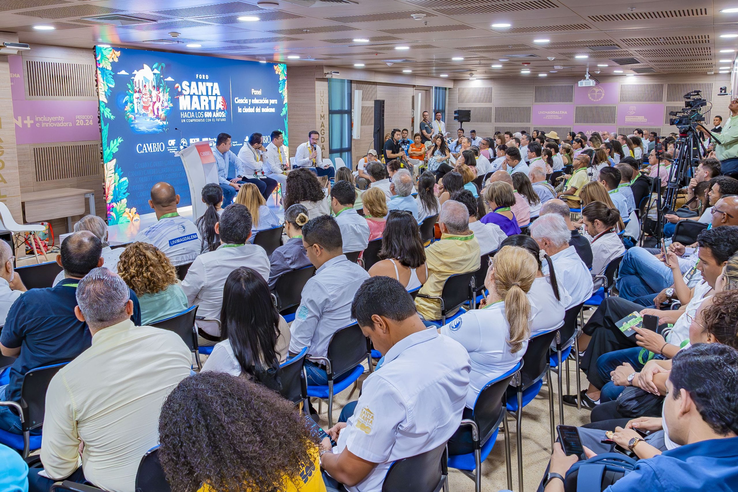 El foro contó con una alta participación entre representantes de diversos sectores y miembros del Gobierno Nacional.