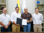 Alcalde Carlos Pinedo recibe donación de la CAF para ayudar a las familias afectadas por las lluvias