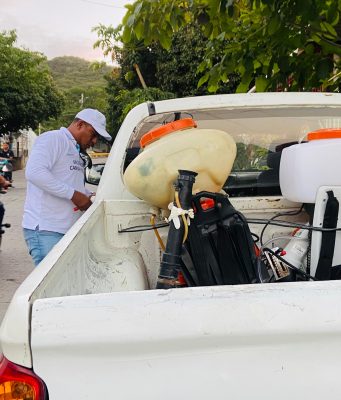 Alcaldía intensifica fumigación en vías principales para contrarrestar el dengue