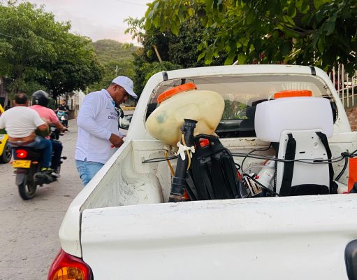 Alcaldía intensifica fumigación en vías principales para contrarrestar el dengue