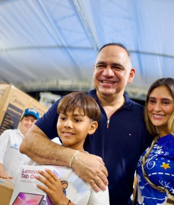 Alcaldía entregó juguetes y regalos a familias del barrio Diecisiete de Diciembre