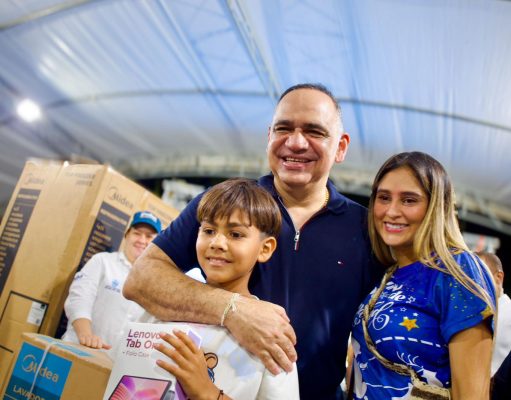 Alcaldía entregó juguetes y regalos a familias del barrio Diecisiete de Diciembre