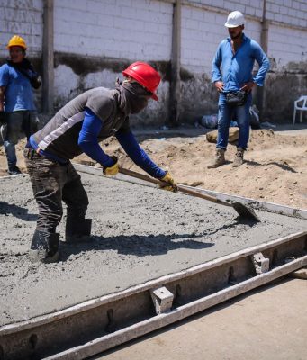Gobierno de Carlos Pinedo avanza en soluciones efectivas a los rebosamientos de aguas residuales