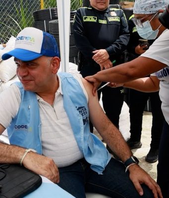 Alcalde Carlos Pinedo gestiona 9 mil dosis de vacunas para combatir el dengue