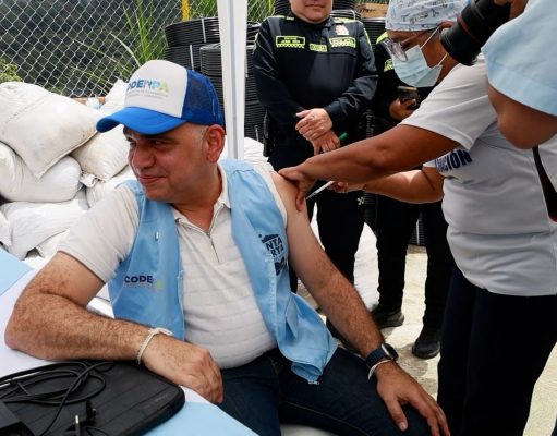 Alcalde Carlos Pinedo gestiona 9 mil dosis de vacunas para combatir el dengue