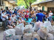 Alcalde Pinedo entrega ayudas a familias afectadas por frente frío en el barrio La Lucha