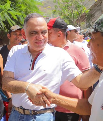 Gobierno de Pinedo lleva materiales de construcción a damnificados en Villa Betel