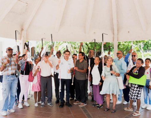 Alcaldía entrega bastones blancos a personas en condición de discapacidad visual