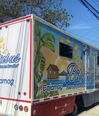 El bibliobús de Cajamag pone a rodar los libros y la imaginación por Santa Marta