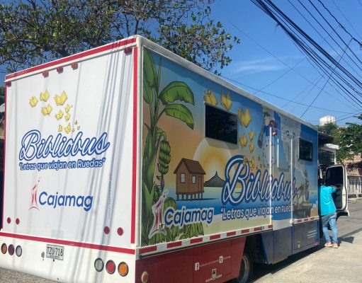 El bibliobús de Cajamag pone a rodar los libros y la imaginación por Santa Marta