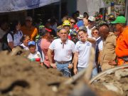Gobierno de Carlos Pinedo continúa con acompañamiento humanitario a familias damnificadas de Vista Al Mar
