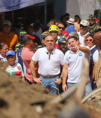 Gobierno de Carlos Pinedo continúa con acompañamiento humanitario a familias damnificadas de Vista Al Mar