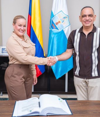 Alcalde Pinedo posesiona a Sarita Vives como nueva Secretaria de Movilidad