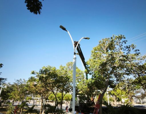 Alcaldía avanza modernización del alumbrado público en el Polideportivo