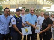 Alcalde Pinedo inicia entrega de ayudas a familias afectadas por el paso del frente frío