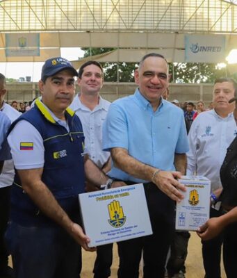 Alcalde Pinedo inicia entrega de ayudas a familias afectadas por el paso del frente frío