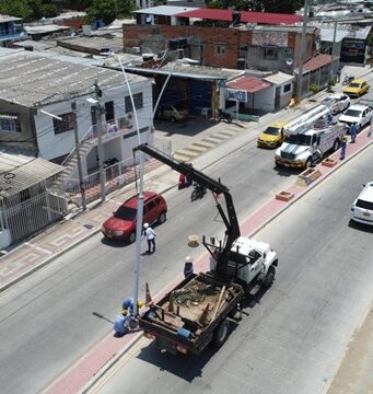 Gobierno de Carlos Pinedo iluminó y adecuó el corredor vial de la calle 30