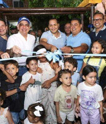 Alcalde Carlos Pinedo Cuello entregó parque infantil en el Líbano 2000