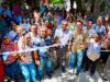 Alcalde Carlos Pinedo entrega calle pavimentada en el Simón Bolívar