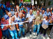 Alcalde Carlos Pinedo entrega calle pavimentada en el Simón Bolívar